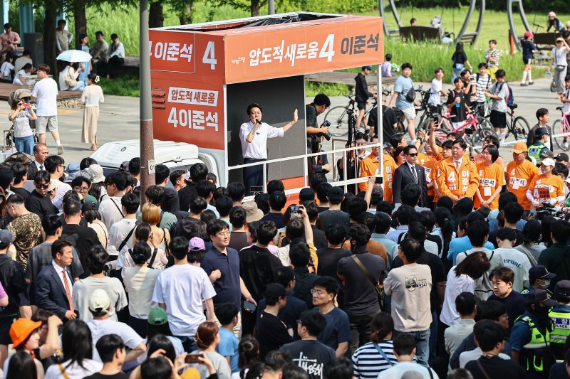 이준석 개혁신당 대통령 후보가 1일 경기 화성시 동탄호수공원을 찾아 지지를 호소하고 있다. 2025.6.1/온라인카지노1 ⓒ News1 김도우 기자
