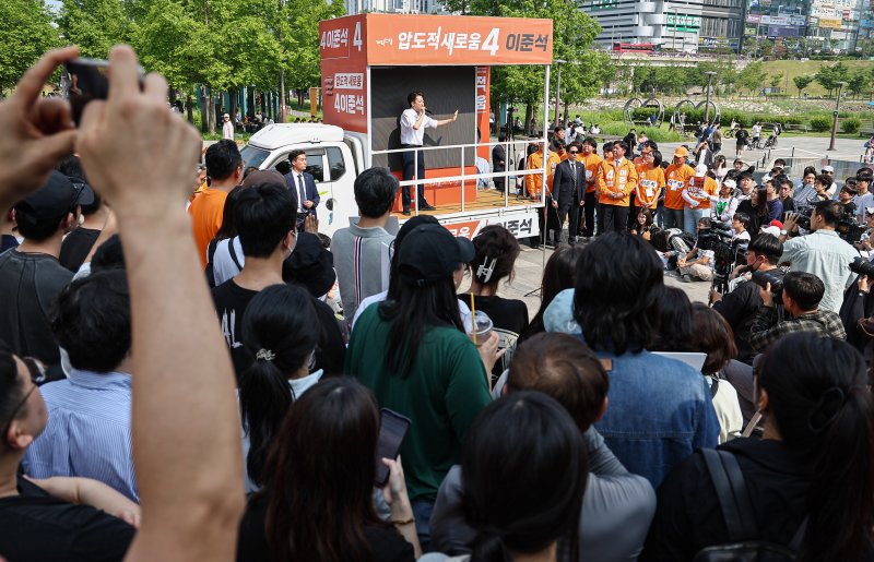 이준석 개혁신당 대통령 후보가 1일 경기 화성시 동탄호수공원을 찾아 지지를 호소하고 있다. 2025.6.1/온라인카지노1 ⓒ News1 김도우 기자