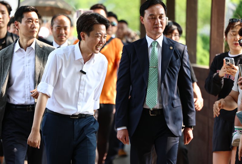 이준석 개혁신당 대통령 후보가 1일 경기 화성시 동탄호수공원을 찾아 시민들과 인사를 나누고 있다. 2025.6.1/온라인카지노1 ⓒ News1 김도우 기자