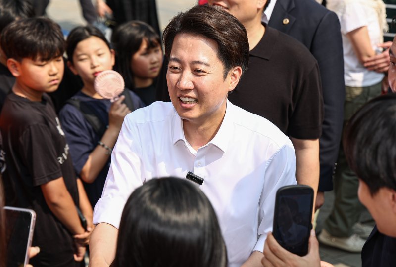 이준석 개혁신당 대통령 후보가 1일 경기 화성시 동탄호수공원을 찾아 시민들과 인사를 나누고 있다. 2025.6.1/온라인카지노1 ⓒ News1 김도우 기자