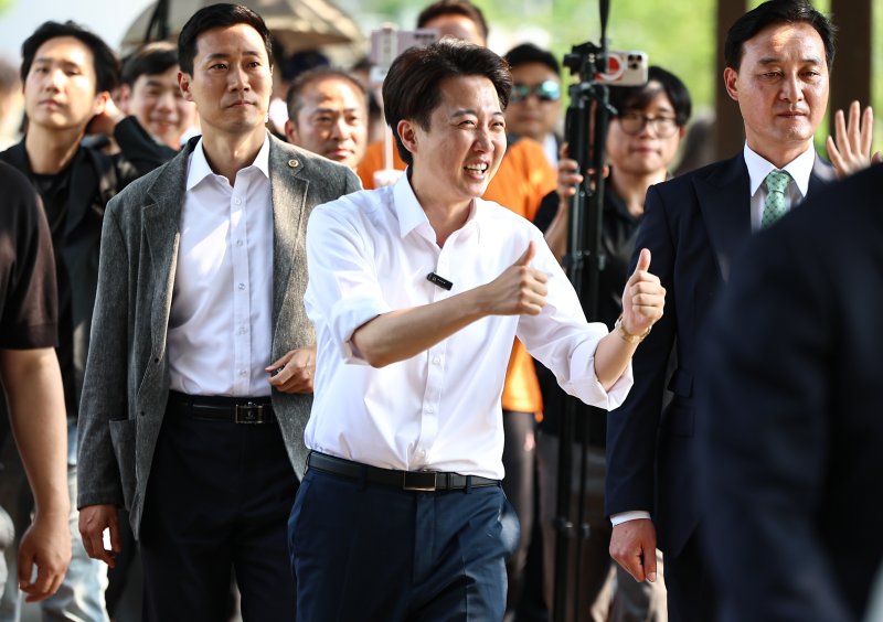 이준석 개혁신당 대통령 후보가 1일 경기 화성시 동탄호수공원을 찾아 시민들과 인사를 나누고 있다. 2025.6.1/온라인카지노1 ⓒ News1 김도우 기자