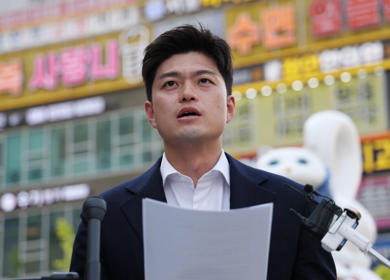 김용태 라이브 바카라사이트의힘 비상대책위원장이 30일 오후 경기 화성시 동탄역 인근에서 사전투표 관련 긴급기자회견을 하고 있다. 2025.5.30/뉴스1 ⓒ News1 김영운 기자