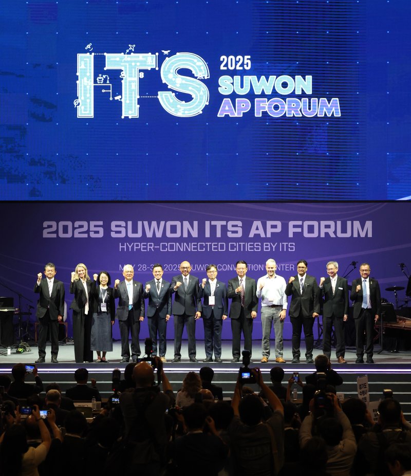 '2025 수원 ITS 아태총회'가 개막한 28일 오전 경기 수원시 영통구 수원컨벤션센터에서 내빈들이 기념촬영을 하고 있다. 2025.5.28/뉴스1 ⓒ News1 김영운 기자