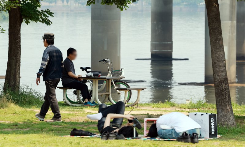 낮 기온이 최고 28도까지 오르며 초여름 날씨를 보인 27일 온라인 바카라 영등포구 여의도 한강공원을 찾은 시민들이 더위를 식히고 있다. 2025.5.27/뉴스1 ⓒ News1 김진환 기자