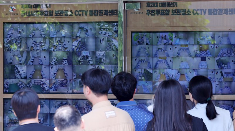 공정선거 참관단들이 1일 오후 서울 종로구 서울시선거지투지벳위원회에서 제21대 대통령선거 사전투표함 보관장소 CCTV 상황을 열람하고 있다. 2025.6.1/뉴스1 ⓒ News1 박지혜 기자
