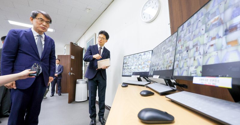 노태악 중앙선거지투지벳위원장이 1일 오후 경기 수원시 영통구 경기도선거지투지벳위원회에 방문해 사전우편투표함 보관 상황을 점검하고 있다. (공동취재) 2025.6.1/뉴스1 ⓒ News1 김진환 기자