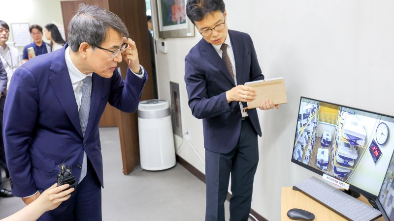 노태악 중앙선거지투지벳위원장이 1일 오후 경기 수원시 영통구 경기도선거지투지벳위원회에 방문해 사전우편투표함 보관 상황을 점검하고 있다. (공동취재) 2025.6.1/뉴스1 ⓒ News1 김진환 기자