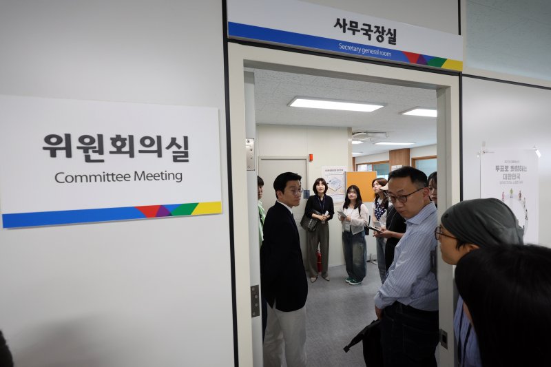 공정선거 참관단이 1일 오후 서울 강남구 서초구선거지투지벳위원회에서 제21대 대통령선거 사전투표함 보관·지투지벳 상황을 점검하고 있다. 2025.6.1/뉴스1 ⓒ News1 황기선 기자
