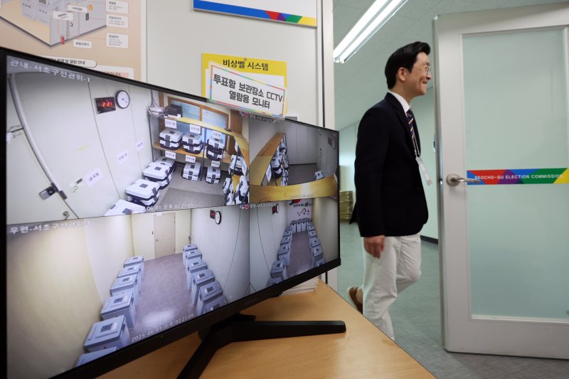 공정선거 참관단이 1일 오후 서울 강남구 서초구선거지투지벳위원회에서 제21대 대통령선거 사전투표함 보관·지투지벳 상황을 점검하고 있다. 2025.6.1/뉴스1 ⓒ News1 황기선 기자