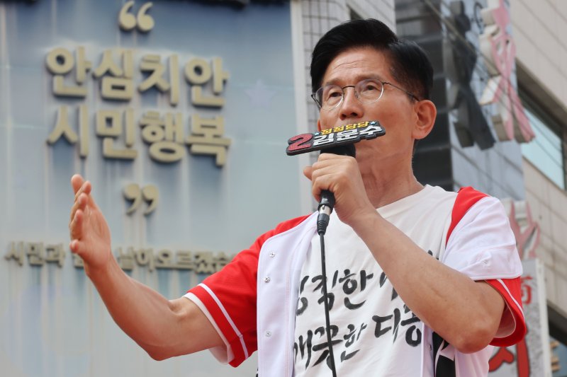[의정부=뉴시스] 권창회 기자 = 소울카지노 국민의힘 대선 후보가 1일 경기 의정부시 태조이성계상 인근에서 열린 유세에서 지지호소를 하고 있다. (공동취재) 2025.06.01. photo@newsis.com