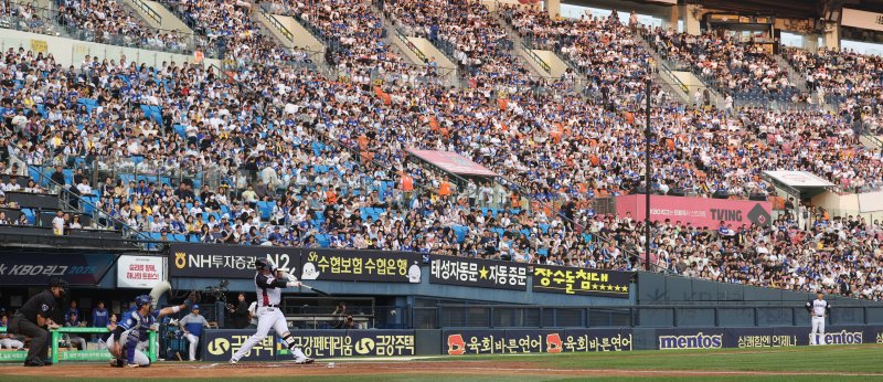 [서울=뉴시스] 추상철 기자 = 지난달 30일 오후 서울 송파구 잠실야구장에서 열린 2025 KBO리그 삼성라이온즈와 LG트윈스의 경기, 야구팬이 좌석을 가득 메우고 있다. 2025.05.30. scchoo@newsis.com