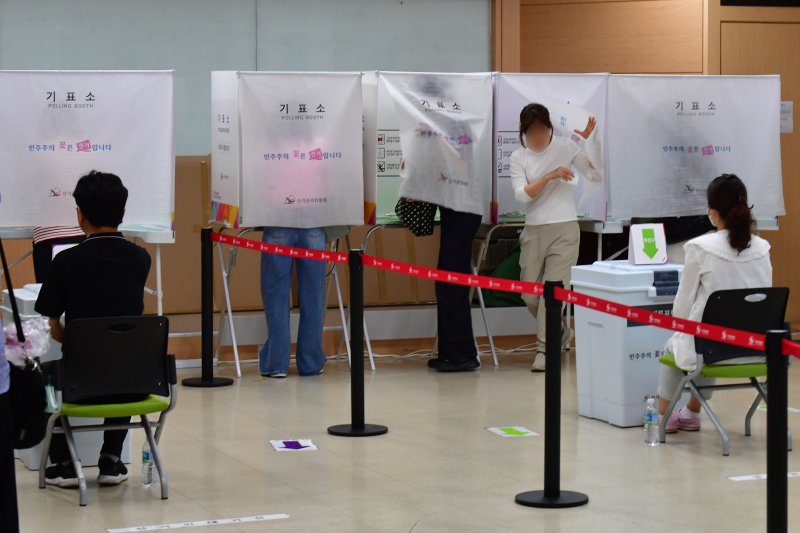 경북 영천시코인카지노관리위원회는 1일 제21대 대통령코인카지노 투표지를 촬영하고 코인카지노관리원을 위협한 혐의(공직코인카지노법 위반)로 60대 A 씨를 영천경찰서에 고발했다. 사진은 지난달 29일 포항시 남구 포항시의회 1층에 마련된 21대 대통령코인카지노 사전투표소에서 시민들이 투표하는 모습. 2025.5.29/뉴스1 ⓒ News1 최창호 기자