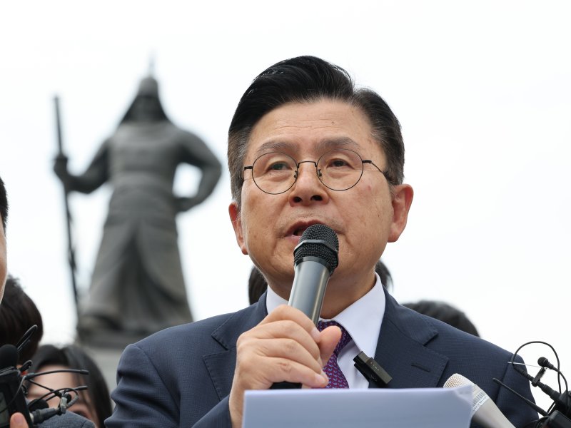 바카라사이트 제작 무소속 대통령 후보가 1일 오후 서울 종로구 광화문 광장에서 후보 사퇴 및 김문수 국민의힘 후보 지지, 신당 창당 관련 긴급 기자회견을 하고 있다. 2025.6.1/뉴스1