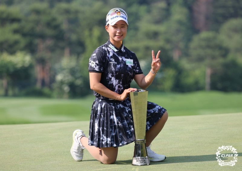 우승 트로피 옆에서 포즈를 취한 정윤지. (출처=연합뉴스)