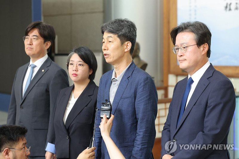 '극우단체 여론조작 의혹' 관련 신속 수사 촉구하는 민주당 (출처=연합뉴스)