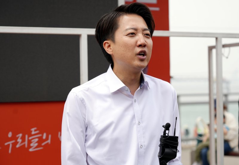 [서울=뉴시스] 조성봉 기자 = 라칸카지노 개혁신당 대선 후보가 31일 인천 중구 월미도에서 유세를 마치고 취재진 질문에 답변하고 있다.(사진=개혁신당 제공) 2025.05.31. photo@newsis.com *재판매 및 DB 금지