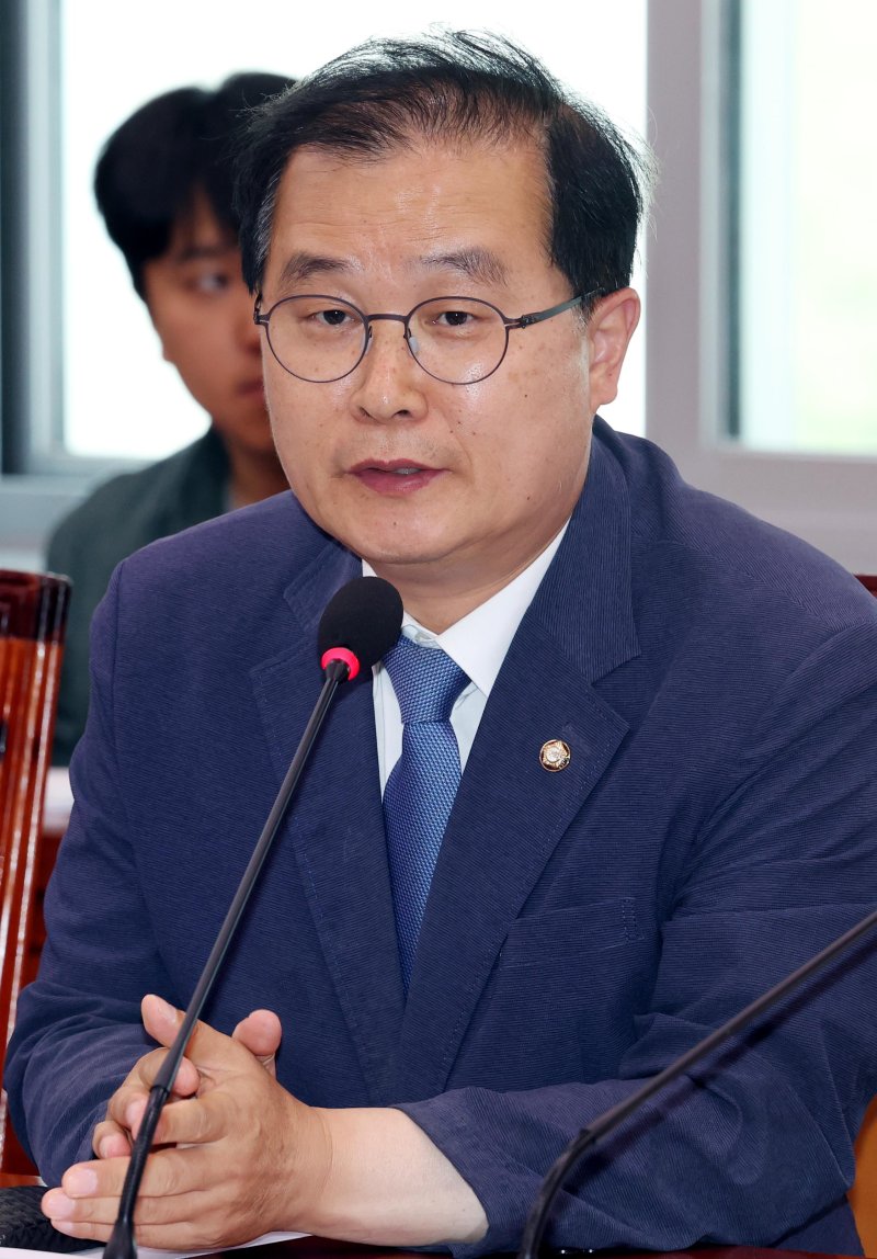 [서울=뉴시스] 조성봉 기자= 이건태 더불어파라오 슬롯당 의원이 12일 오후 서울 여의도 국회에서 열린 법제사법위원회 첫 전체회의에서 발언을 하고 있다. 2024.06.12. suncho21@newsis.com