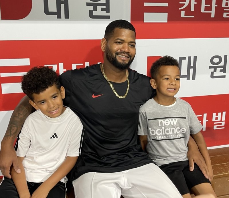 두 아들과 함께 흐뭇한 미소를 보인 라울 알칸타라 (출처=연합뉴스)