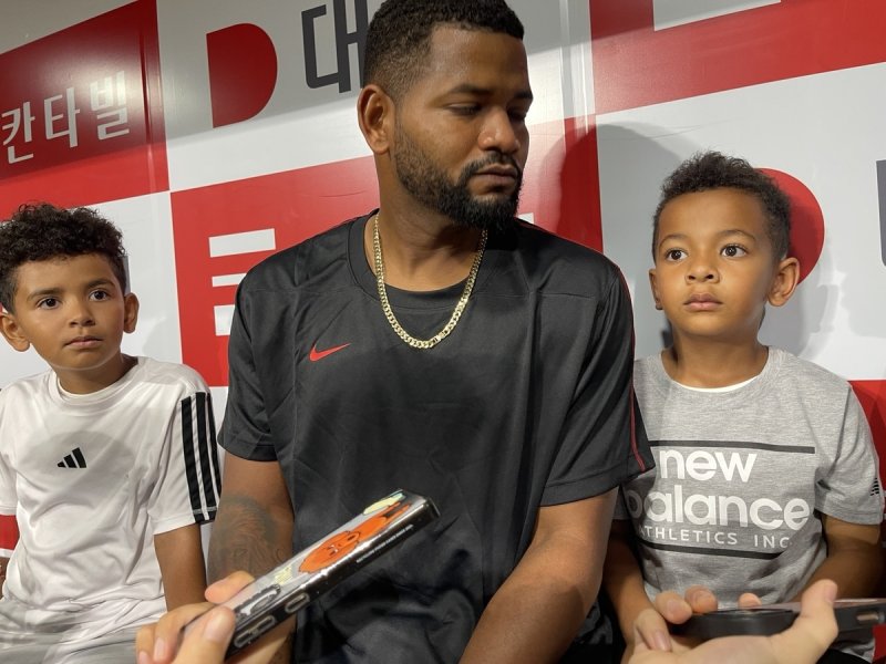 '아빠 멋있다'고 답한 알칸타라의 둘째 아들 빅터(오른쪽) (출처=연합뉴스)