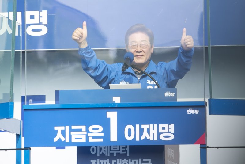 더불어민주당 이재명 후보가 제21대 대통령선거 본투표를 앞둔 마지막 주말인 1일 카드카운팅 동구를 찾아 지지를 호소하고 있다.2025.6.1/뉴스1 ⓒNews1 김지혜 기자
