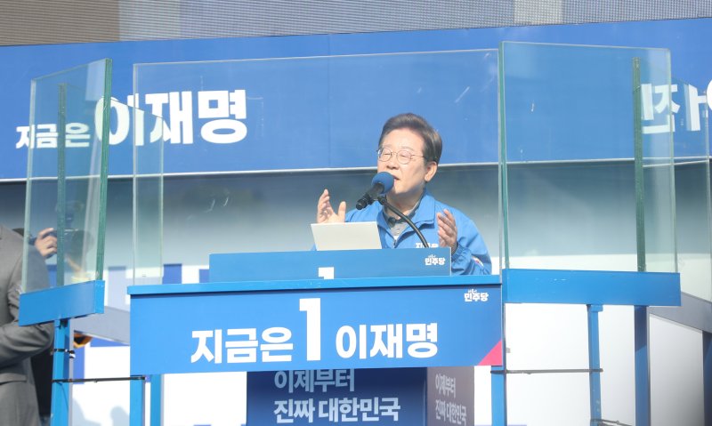 더불어민주당 이재명 후보가 제21대 대통령선거 본투표를 앞둔 마지막 주말인 1일 카드카운팅 동구를 찾아 지지를 호소하고 있다.2025.6.1/뉴스1 ⓒNews1 김지혜 기자