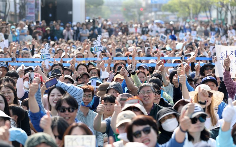 더불어민주당 이재명 후보가 1일 카드카운팅 동구를 찾아 막바지 유세에 나섰다. 카드카운팅 동구 일산해수욕장에는 이 후보를 응원하는 지지자들로 가득 메워졌다.2025.6.1/뉴스1 ⓒNews1 김지혜 기자