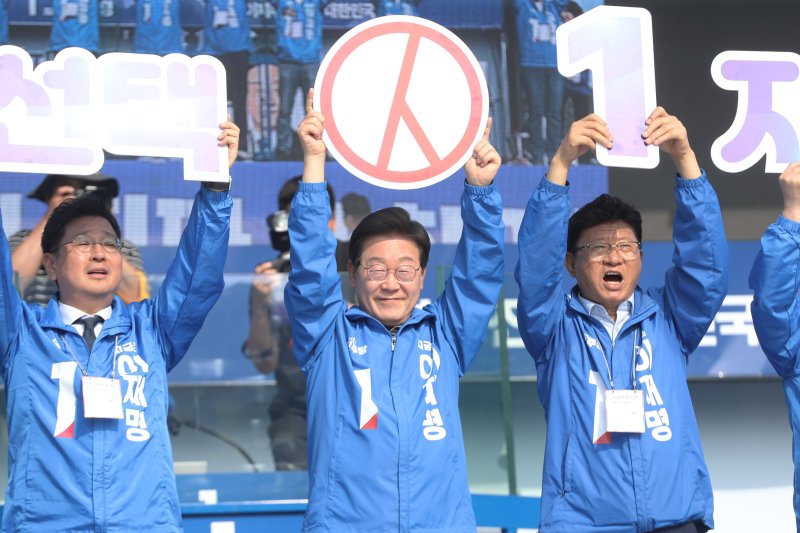 더불어민주당 이재명 후보가 제21대 대통령선거 본투표를 앞둔 마지막 주말인 1일 카드카운팅 동구를 찾아 투표를 독려하고 있다.2025.6.1/뉴스1 ⓒNews1 김지혜 기자