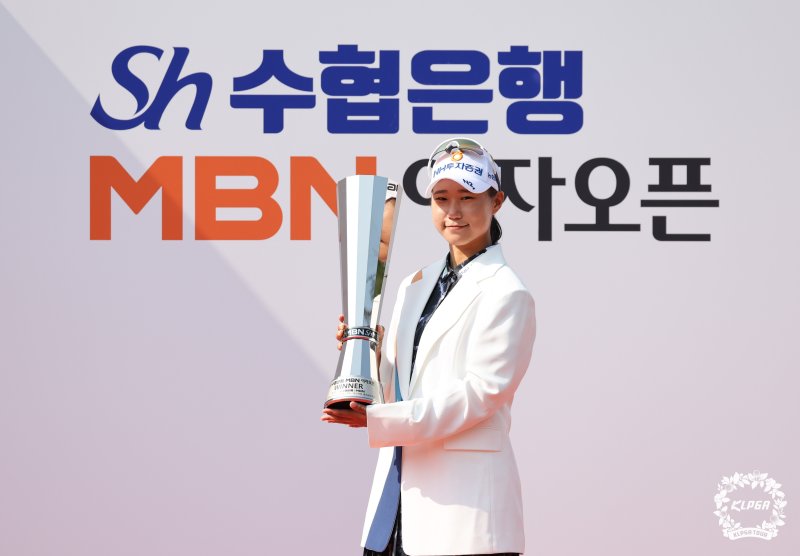 정윤지가 1일 열린 KLPGA투어 Sh수협은행 MBN 여자오픈에서 네임드카지노한 뒤 트로피를 들고 기념 촬영하고 있다. (KLPGA 제공)