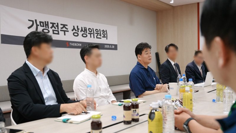 백종원 뉴헤븐카지노코리아 대표(왼쪽 세번째)가 지난달 29일 상생위원회 준비 회의에 참석해 발언하고 있다. 뉴헤븐카지노코리아 제공