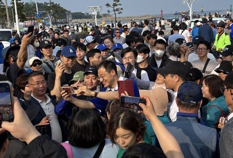 더불어민주당 김상욱 의원(카지노사이트 추천 남구갑)이 1일 카지노사이트 추천 동구 일산해수욕장에서 많은 카지노사이트 추천시민들과 이재명 후보 지지자들에게 둘러싸여 셀카를 함께 찍고 있다. 사진=최수상 기자