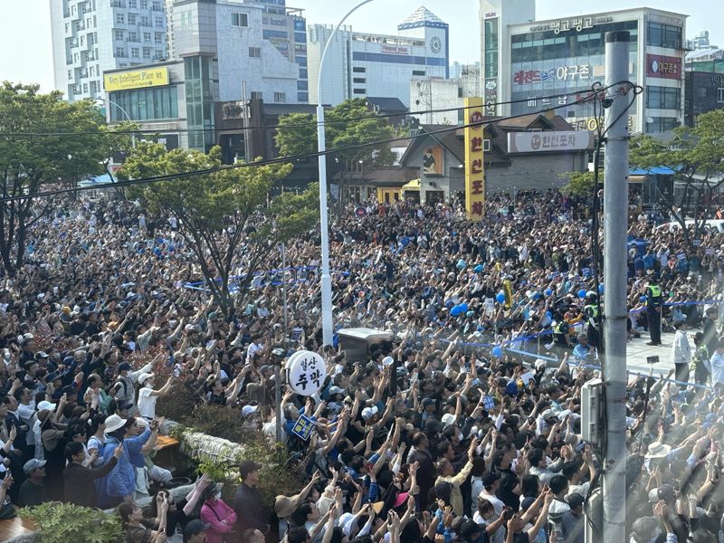 1일 카지노사이트 추천 동구 일산해수욕장 로터리에서 열린 더불어민주당 이재명 대선 후보의 유세가 시작되자 현장을 찾은 수많은 지지자들이 이재명을 소리 높여 외치고 있다. 사진=최수상 기자