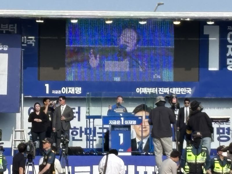 더불어민주당 이재명 대선 후보가 1일 카지노사이트 추천 동구 일산해수욕장 로터리에서 유세를 펼치고 있다. 이 후보는 이날 유세에서 비정규직 노동자와 여성 노동자에 대한 차별 철폐, 카지노사이트 추천지역 에너지 산업 활성화 등을 강조하면서 카지노사이트 추천에 대한 애착을 드러냈다. 사진=최수상 기자