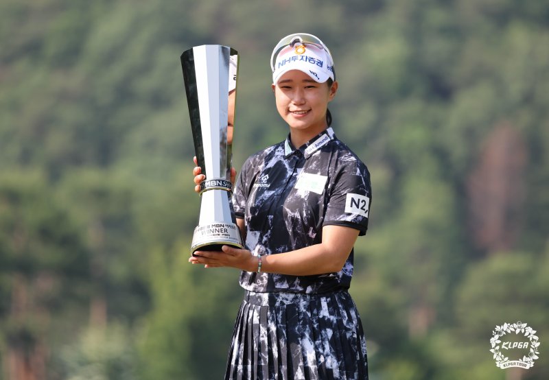 [서울=뉴시스] 한국여자프로골프(KLPGA) 투어 Sh수협은행 MBN 여자오픈에서 우승한 정윤지. (사진=KLPGA 제공) *재판매 및 DB 금지