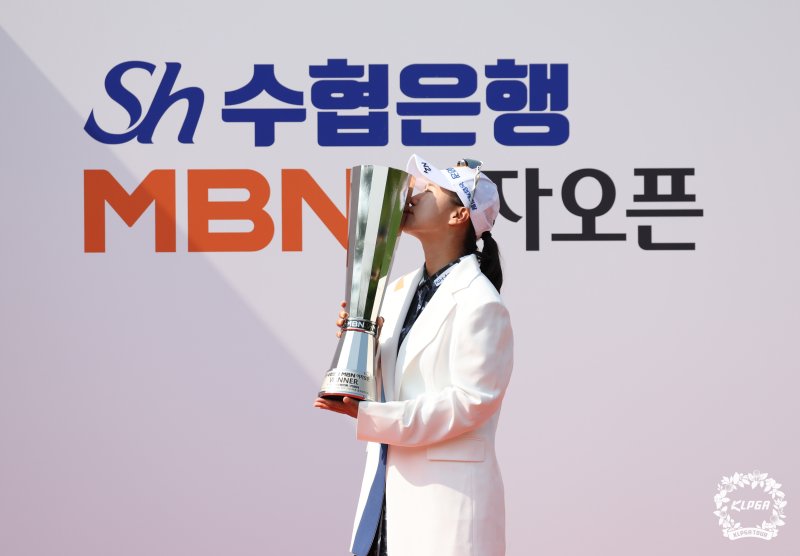 [서울=뉴시스] 한국여자프로골프(KLPGA) 투어 Sh수협은행 MBN 여자오픈에서 우승한 정윤지. (사진=KLPGA 제공) *재판매 및 DB 금지