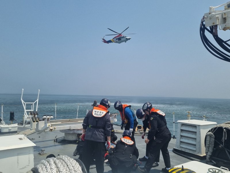 [서산=뉴시스] 평택해경이 1일 오후 가로림만 바다에 떠 있던 낚싯배에서 의식을 잃고 쓰러진 A씨 헬기 블랙잭사이트을 준비하고 있다. (사진=평택해양경찰서 제공) 2025.06.01. photo@newsis.com *재판매 및 DB 금지