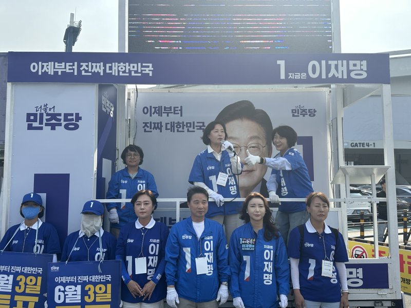 [창원=뉴시스]1일 추미애(가운데) 공동선대위원장이 한정애(오른쪽) 국회의원과 창원NC파크 마산야구장에서 선거유세를 펼치고 있다.(사진=민주당 바카라 카드카운팅도당 제공) 2025.06.01.photo@newsis.com *재판매 및 DB 금지