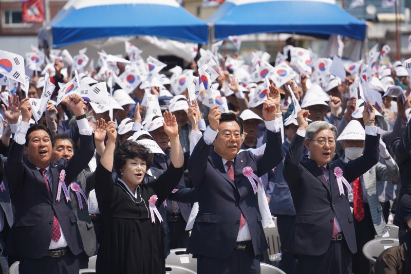 [의령=뉴시스]국민의힘 박상웅(우측에서 두번째) 의원이 1일 경남 의령 충익사와 하이원슬롯탑 일원에서 열린 ‘제15회 하이원슬롯의 날’ 기념식에 참석했다.사진 오른쪽 첫번째는 오태완 의령군수.(사진=박상웅 의원실 제공) 2025.06.01.photo@newsis.com *재판매 및 DB 금지