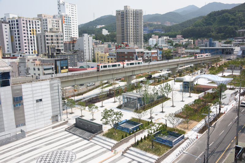 그동안 공영주차장으로 사용돼 오던 부산 올림피아토토 앞 부지에 야외공연장, 분수광장, 잔디광장 등이 들어선 '사상그린광장'으로 조성돼 휴식과 문화공간으로 탄생했다. 부산 사상구 제공