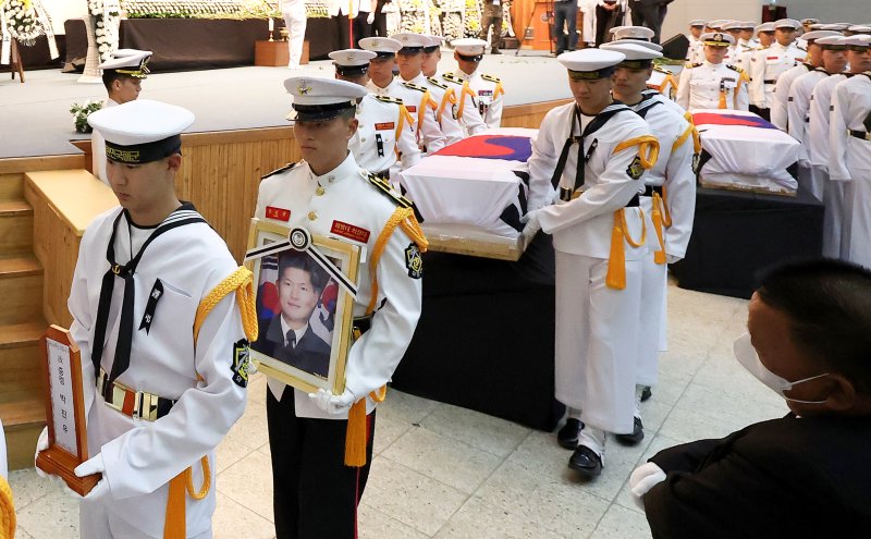 1일 해군 해상초계기 917호기 추락 사고 룸카지노들에 대한 합동 영결식이 경북 포항 해군항공사령부 내 강당에서 해군장으로 엄수됐다. 영결식 후 해군 장병들이 룸카지노들의 영현을 운구하고 있다. 2025.6.1/뉴스1 ⓒ News1 최창호 기자