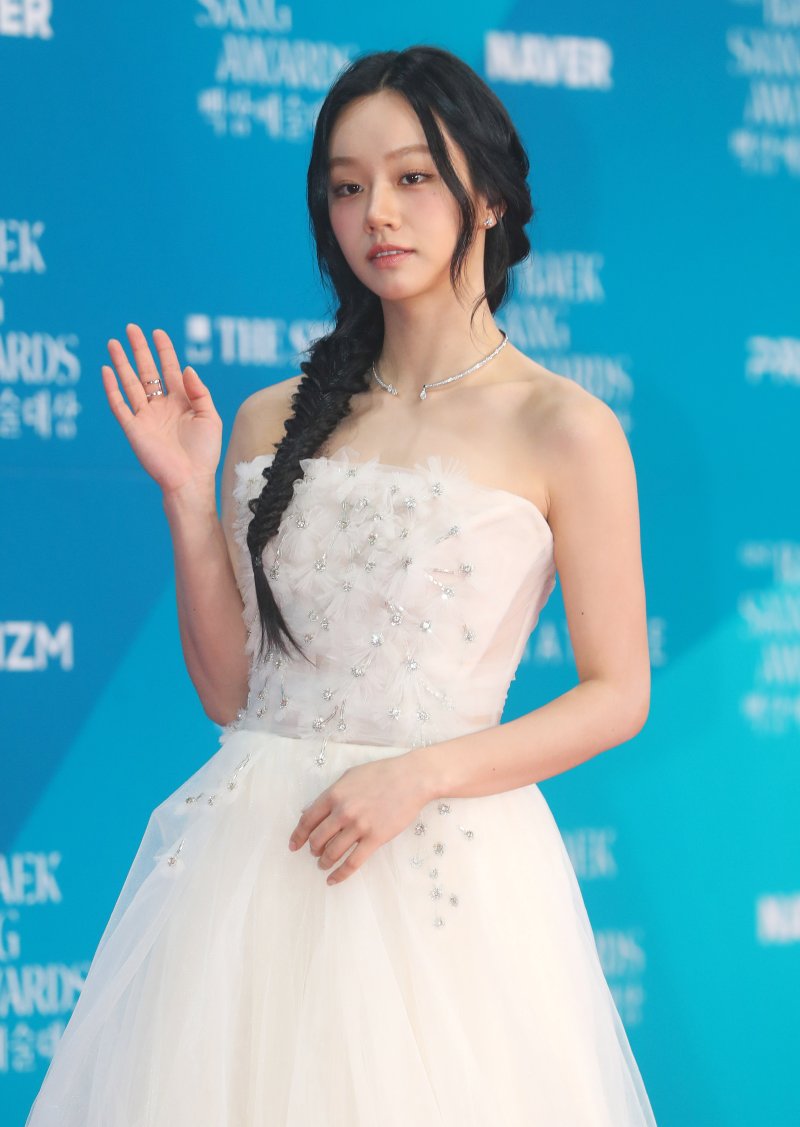 [서울=뉴시스] 김혜진 기자 = 배우 이온라인카지노가 5일 오후 서울 강남구 코엑스에서 열린 제61회 백상예술대상 시상식에서 포즈를 취하고 있다. 2025.05.05. jini@newsis.com