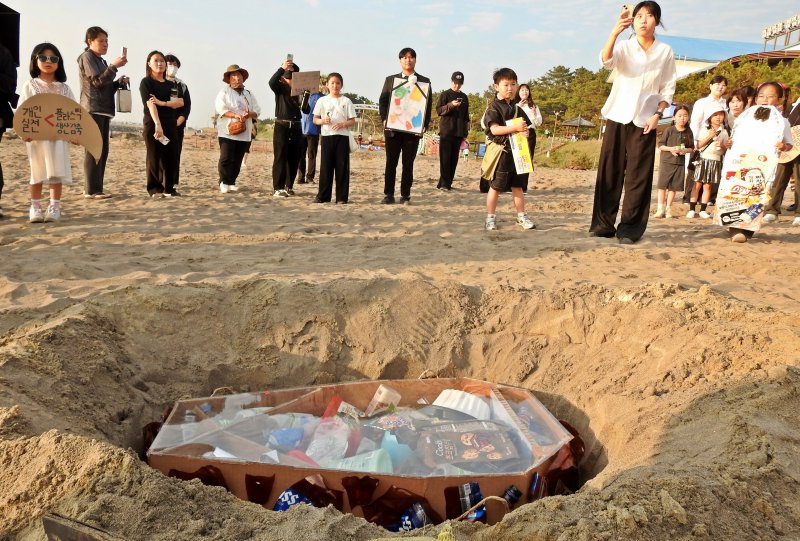 [온라인카지노=뉴시스] 오영재 기자 = 온라인카지노환경운동연합이 1일 오후 온라인카지노시 이호테우해수욕장에서 '플라스틱 장례식' 행사를 열고 있다. 2025.06.01. oyj4343@newsis.com