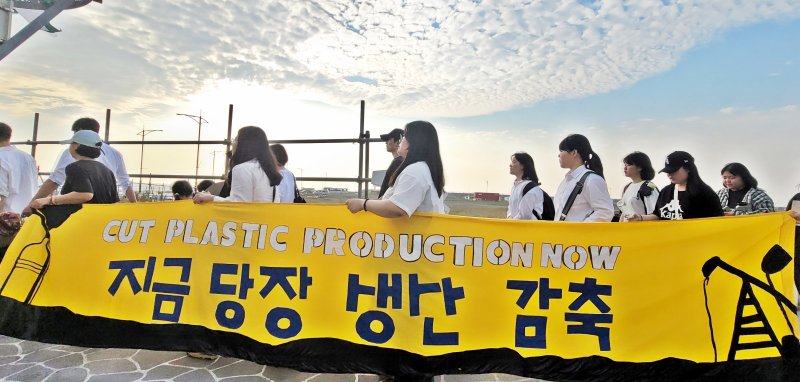 [온라인카지노=뉴시스] 오영재 기자 = 온라인카지노환경운동연합이 1일 오후 온라인카지노시 이호테우해수욕장에서 열린 '플라스틱 장례식'에서 거리 행진을 하고 있다. 2025.06.01. oyj4343@newsis.com