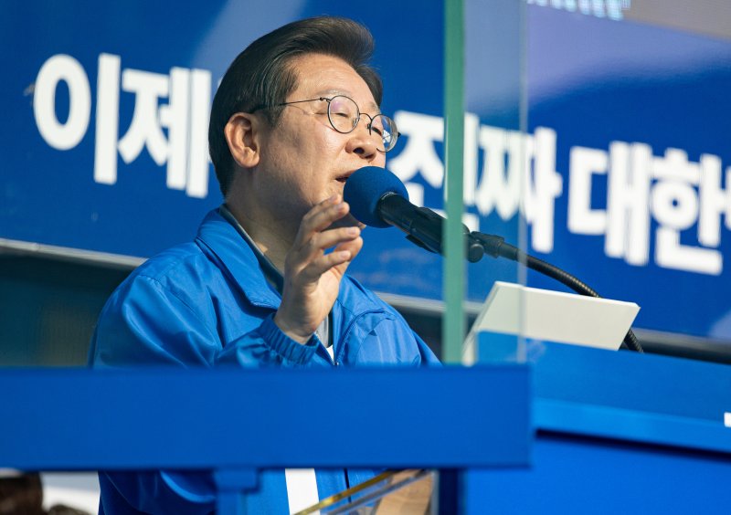 [울산=뉴시스] 조성우 기자 = 조이카지노 더불어민주당 대선후보가 1일 오후 울산 동구 일산해수육장 교차로 인근에서 열린 집중유세에서 연설하고 있다. (공동취재) 2025.06.01. photo@newsis.com