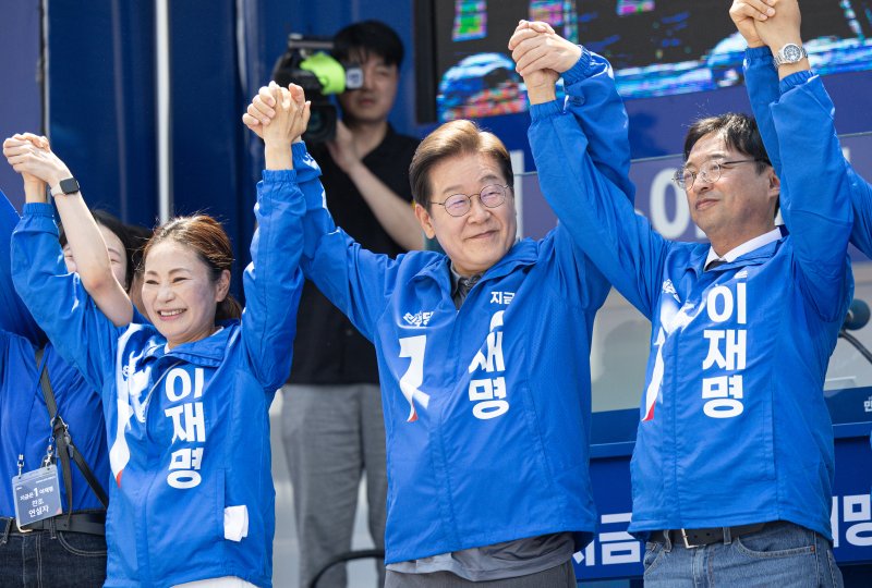 이재명 더불어민주당 홀덤 후보가 1일 오후 대구 동구 동대구역 광장에서 열린 유세에 참석해 인사하고 있다. 2025.6.1/뉴스1 ⓒ News1 이재명 기자