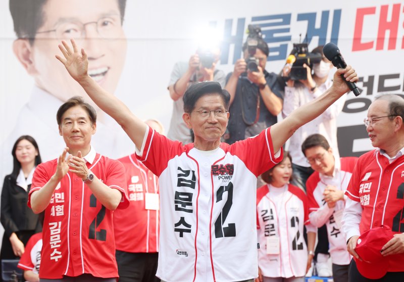 프리미어카지노 국민의힘 대통령 후보가 1일 오후 서울 서대문구 신촌역 앞 집중유세에서 시민들에게 지지를 호소하고 있다.(공동취재) 2025.6.1/뉴스1 ⓒ News1 이광호 기자