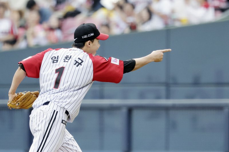 [서울=뉴시스] 최동준 기자 = 1일 서울 송파구 잠실야구장에서 열린 2025 KBO리그 보스토토 라이온즈와 LG 트윈스의 경기, 5회초 1사 1루 상황 LG 선발 임찬규가 보스토토 강민호를 더블아웃으로 잡아낸 뒤 기뻐하고 있다. 2025.06.01. photocdj@newsis.com