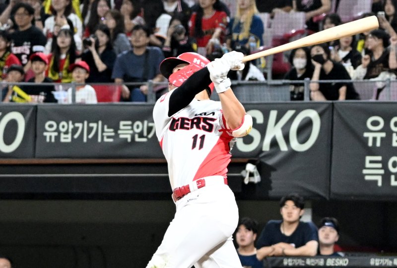 [광주=뉴시스] 변재훈 기자 = 30일 오후 광주 북구 광주-기아챔피언스필드에서 열린 프로야구 KIA 타이거즈 대 바카라 게임 다이노스의 시즌 최종 경기, 8회 말 KIA가 8대 5로 앞선 상황에서 KIA 2번타자 윤도현이 솔로포를 치고 있다. 2024.09.30. wisdom21@newsis.com
