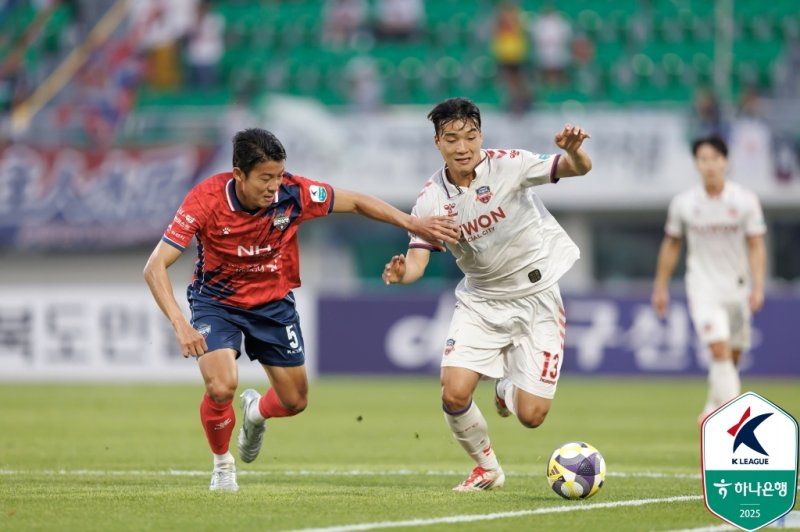 [서울=뉴시스] 프로축구 비트365벳 김천 상무의 김강산, 수원FC의 황인택. (사진=한국프로축구연맹 제공)