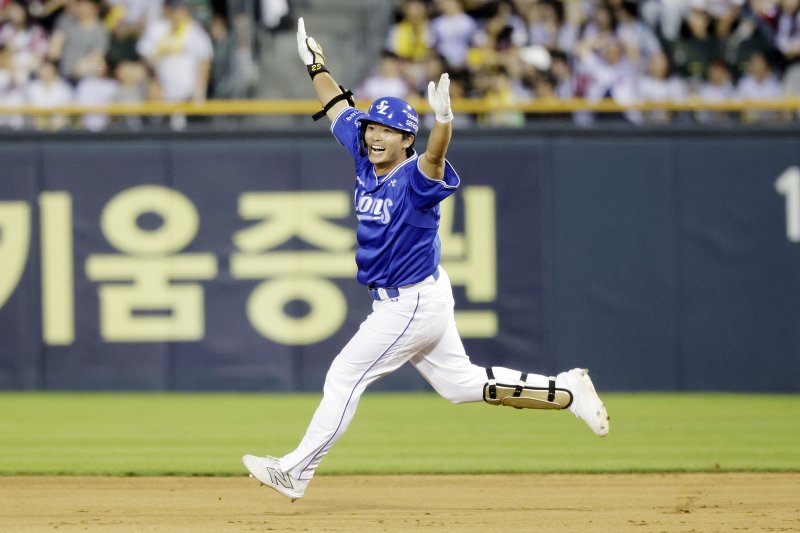 [서울=뉴시스] 최동준 기자 = 1일 서울 송파구 잠실야구장에서 열린 2025 KBO리그 세이벳 라이온즈와 LG 트윈스의 경기, 8회초 2사 1루 상황 세이벳 김태훈이 2점 홈런을 치고 있다. 2025.06.01. photocdj@newsis.com