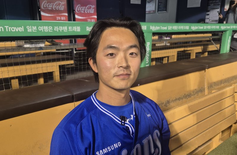 [서울=뉴시스] 문채현 기자 = 프로야구 세이벳 라이온즈 김태훈이 1일 서울 잠실구장에서 열린 2025 신한 쏠뱅크 KBO리그 LG 트윈스와의 경기에서 승리한 뒤 취재진과 인터뷰를 하고 있다. 2025.06.01. dal@newsis.com *재판매 및 DB 금지